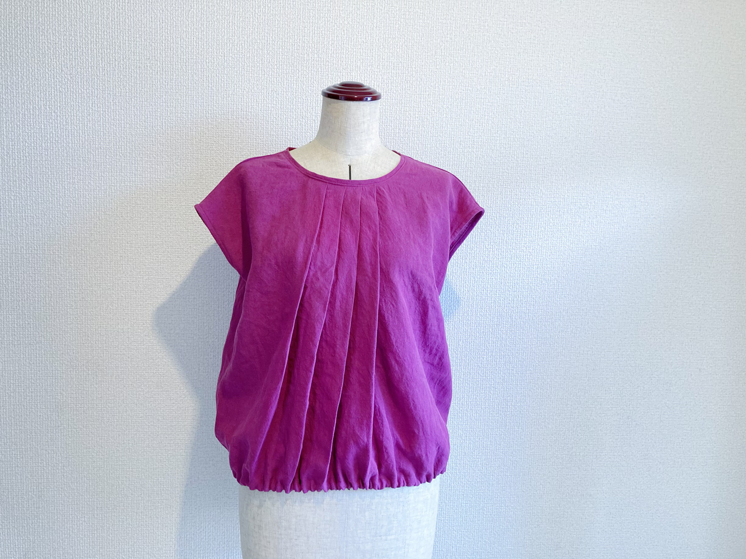 【パープルのベルギーリネンフレンチスリーブブラウス】