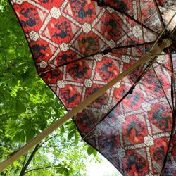 着物リメイク日傘　赤色柄（袋付き） 3枚目の画像