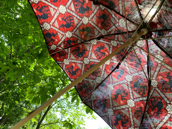 着物リメイク日傘　赤色柄（袋付き） 3枚目の画像
