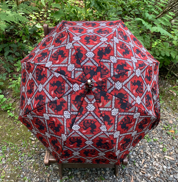 着物リメイク日傘　赤色柄（袋付き） 1枚目の画像