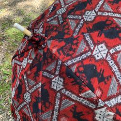 着物リメイク日傘　赤色柄（袋付き） 2枚目の画像