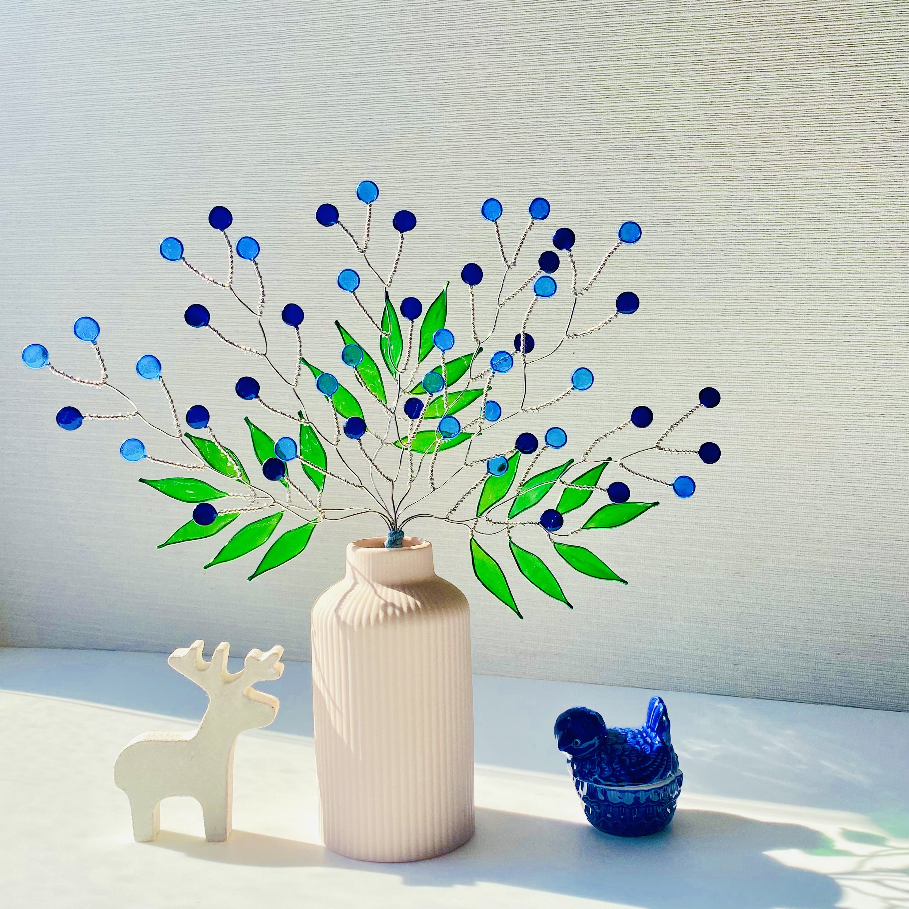 ワイヤーレジンアート『青い花のリース』壁掛け　オマケ台紙付き　ステンドグラス風