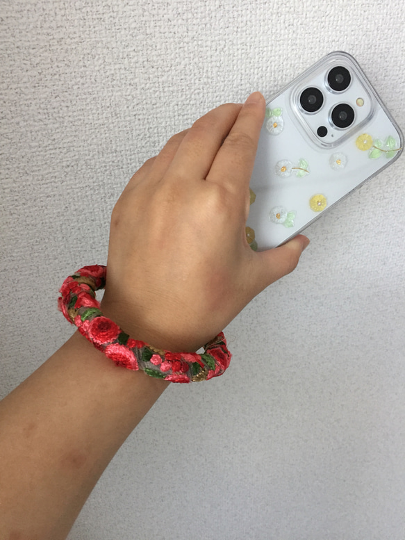 インド刺繍 リボン スマホストラップ ハンドストラップ バラ×レッド 5枚目の画像