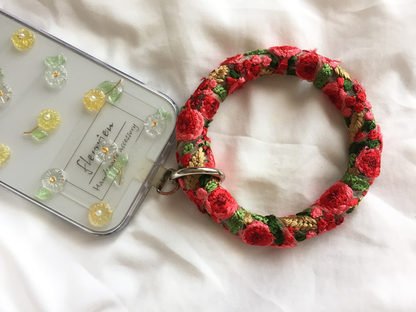 インド刺繍 リボン スマホストラップ ハンドストラップ バラ×レッド 1枚目の画像