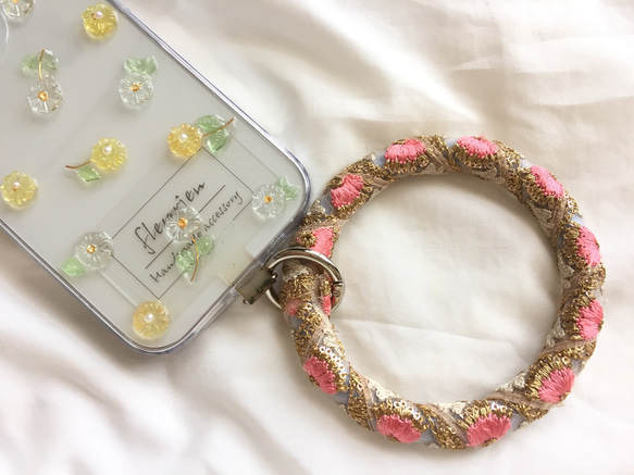 インド刺繍 リボン スマホストラップ ハンドストラップ ピンク×花柄 1枚目の画像