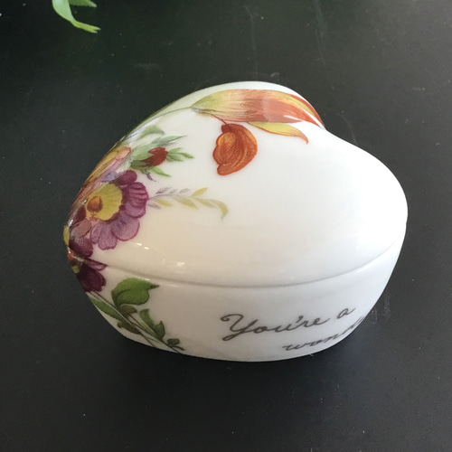 ギフトに最適！マイセン柄のハート型小物入れ兼サプリメントケース