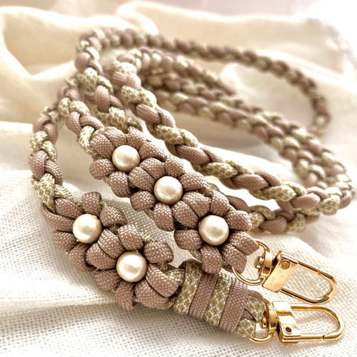 ピンクベージュ×ドットマスタード｜お花モチーフの可愛いスマホ