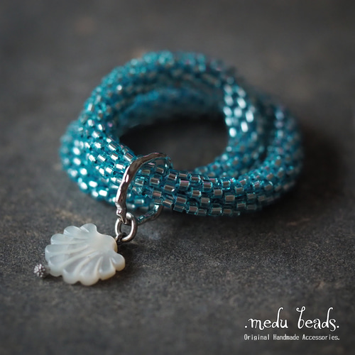 恋するバングル～ シルバーブルーのビーズバングル 貝殻シェルチャーム