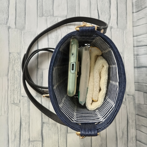 スマホショルダー ネイビーxホワイト 細ストライプ《クラフトバンド