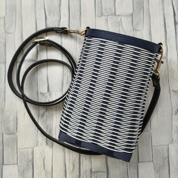 スマホショルダー ネイビーxホワイト 細ストライプ《クラフトバンド