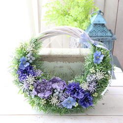 造花リース│青とうす紫の三日月リース│アーティフィシャルフラワー 1枚目の画像