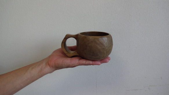 ウグイス色の朴の木の一木彫りコーヒーカップ. 3枚目の画像