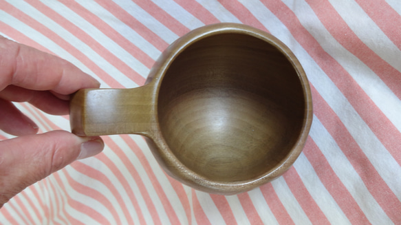 ウグイス色の朴の木の一木彫りコーヒーカップ. 9枚目の画像