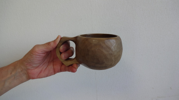 ウグイス色の朴の木の一木彫りコーヒーカップ. 2枚目の画像