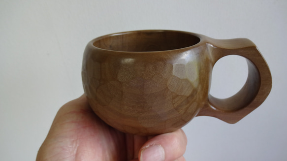 ウグイス色の朴の木の一木彫りコーヒーカップ. 14枚目の画像