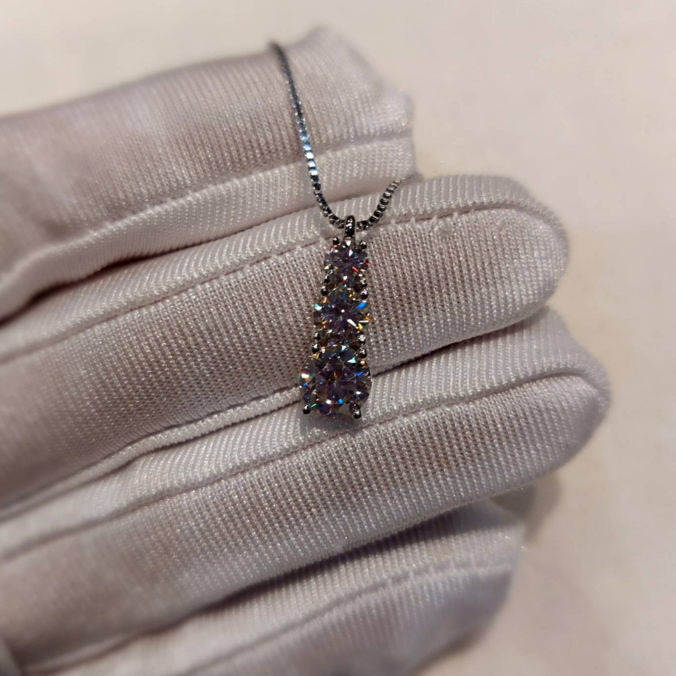 モアサナイト　ネックレス　1.8ct　3石　グラデーション