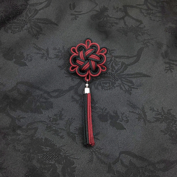 受注制作】八重菊結びのタッセルブローチRC（エンジ×黒・ブラック 