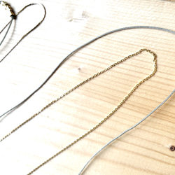 真鍮ビーズとシルバーコードの重ねつけ風ネックレス 3枚目の画像