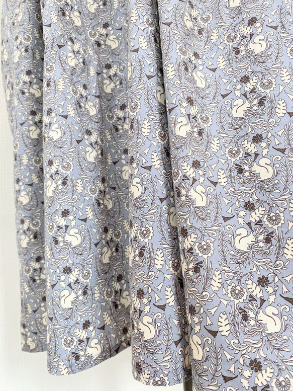 松鼠和花朵圖案短袖連衣裙 * 寬鬆插肩 一種尺寸最適合 * 100% 棉 * 風信子藍 第11張的照片