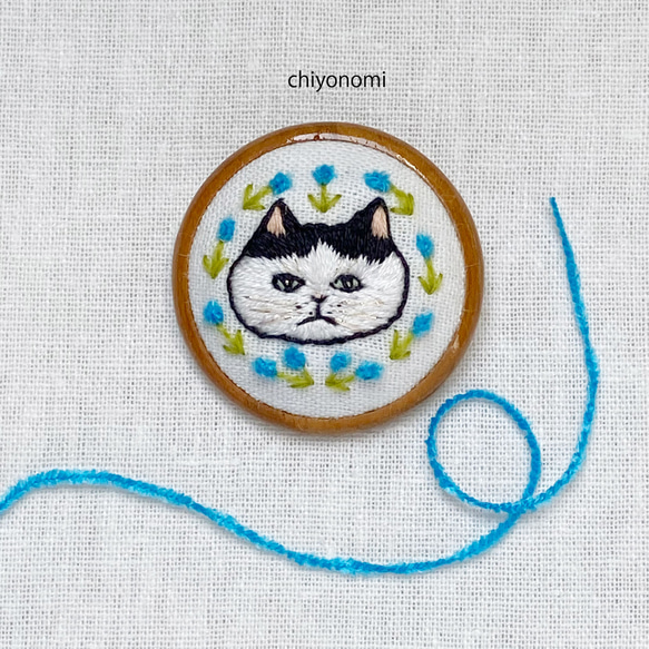 猫と花の刺繍ブローチB ぶち猫 ブローチ chiyonomi（ちよのみ