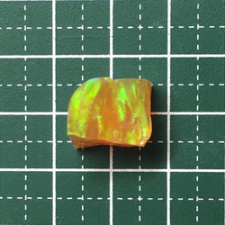 《人工オパール》(ネオンオパール) 原石 オレンジ/緑斑 1.9g (樹脂含侵) 2枚目の画像