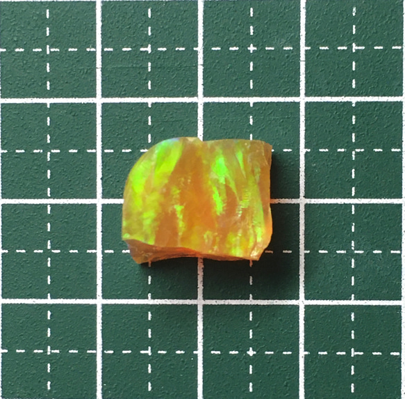 《人工オパール》(ネオンオパール) 原石 オレンジ/緑斑 1.9g (樹脂含侵) 2枚目の画像
