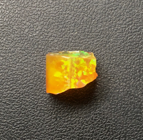《人工オパール》(ネオンオパール) 原石 オレンジ/緑斑 1.9g (樹脂含侵) 1枚目の画像