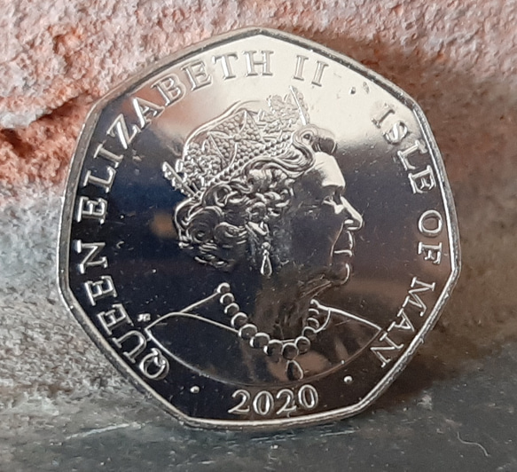 マン島 エリザベス女王 50ペンス 2020年 ルーパト·ベア PUG パグ 犬 デザインコイン 2枚目の画像