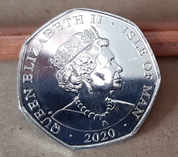 マン島 エリザベス女王 50ペンスコイン 2020年 RUPERT BEAR ルーパト·ベア 可愛熊デザイン 2枚目の画像