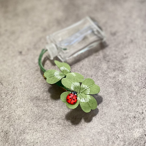 布花幸せを運んでくれるてんとう虫を乗せたクローバーのブローチ