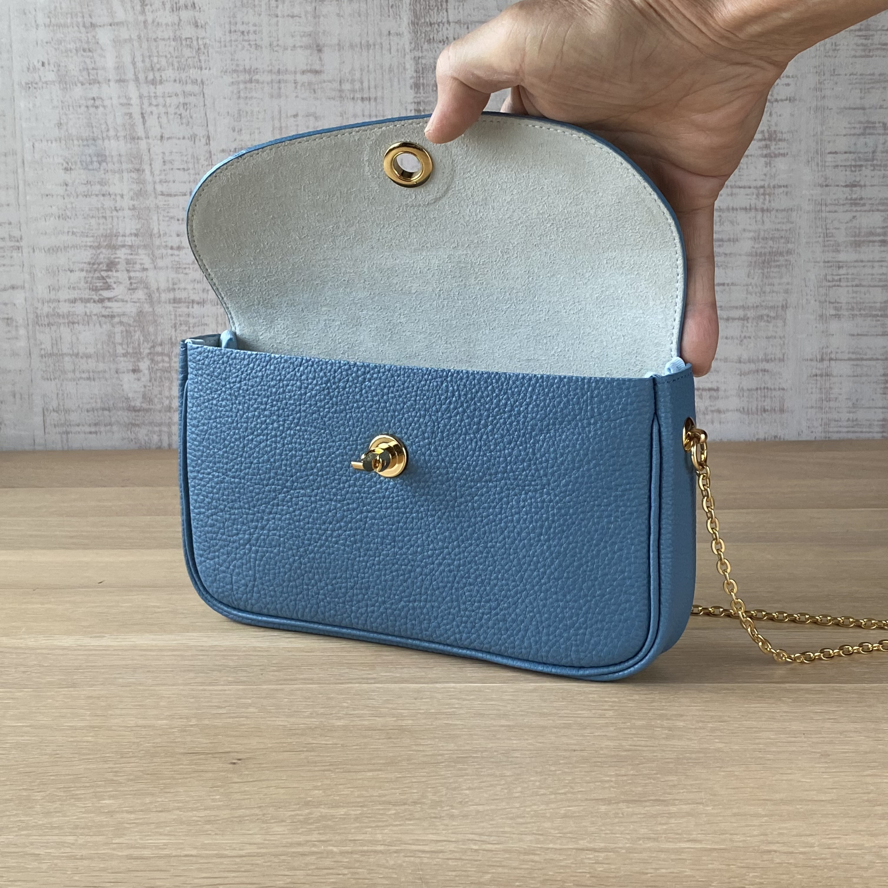 在庫一掃半額セール！！製作済、即納可！エレガントなチェーン肩掛け式ポシェット（オコシ留め式金具使用）いかがですか。