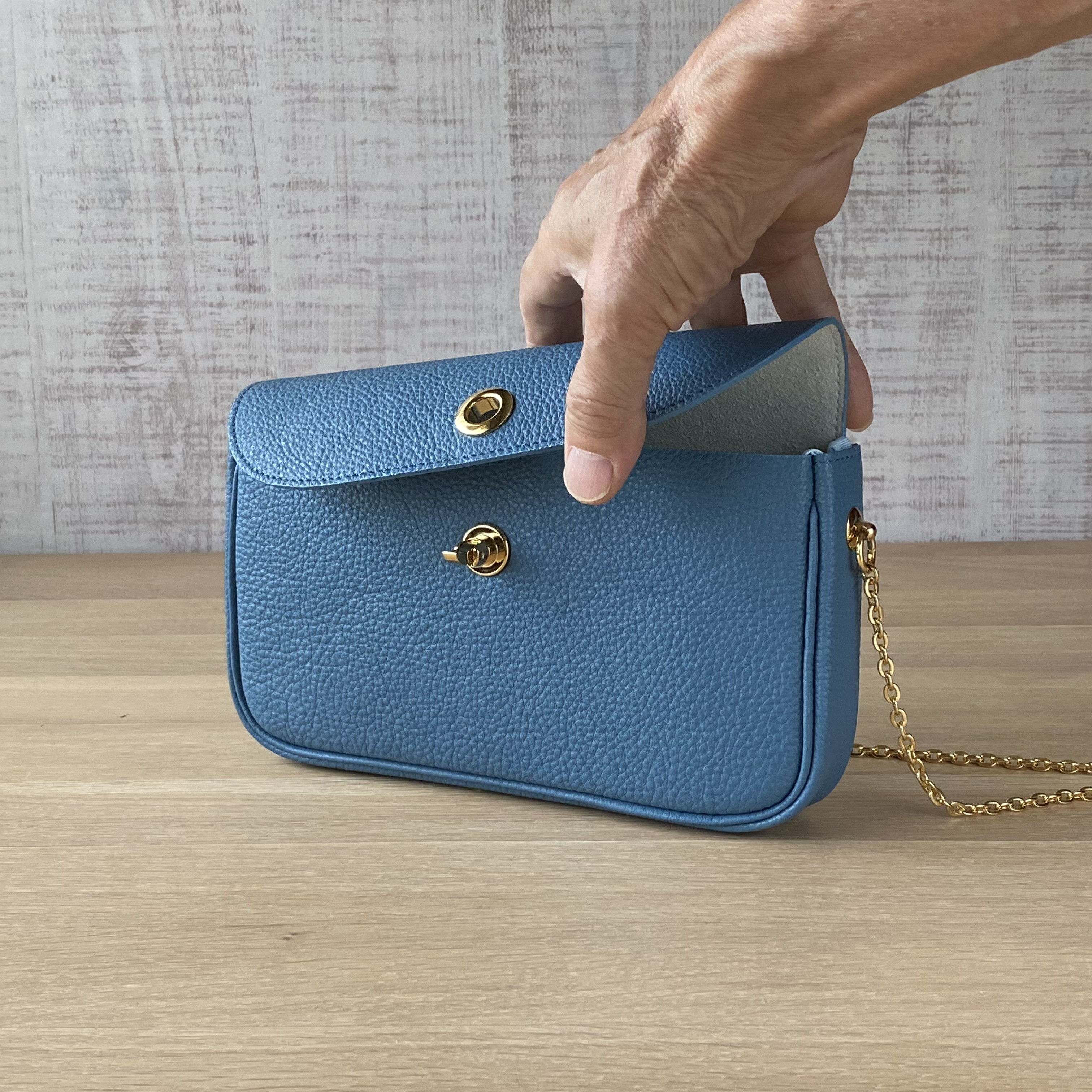 在庫一掃半額セール！！製作済、即納可！エレガントなチェーン肩掛け式ポシェット（オコシ留め式金具使用）いかがですか。