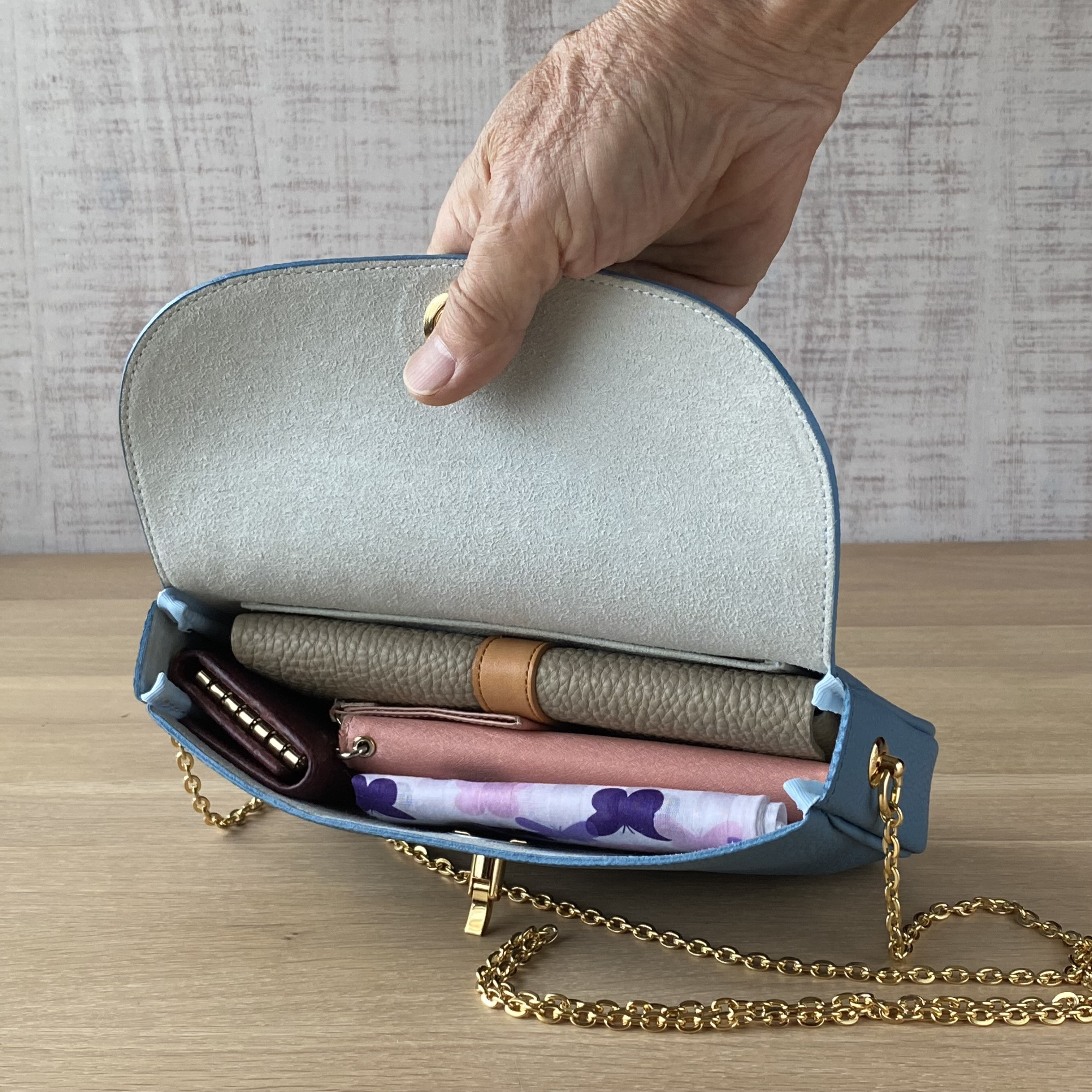 在庫一掃半額セール！！製作済、即納可！エレガントなチェーン肩掛け式ポシェット（オコシ留め式金具使用）いかがですか。