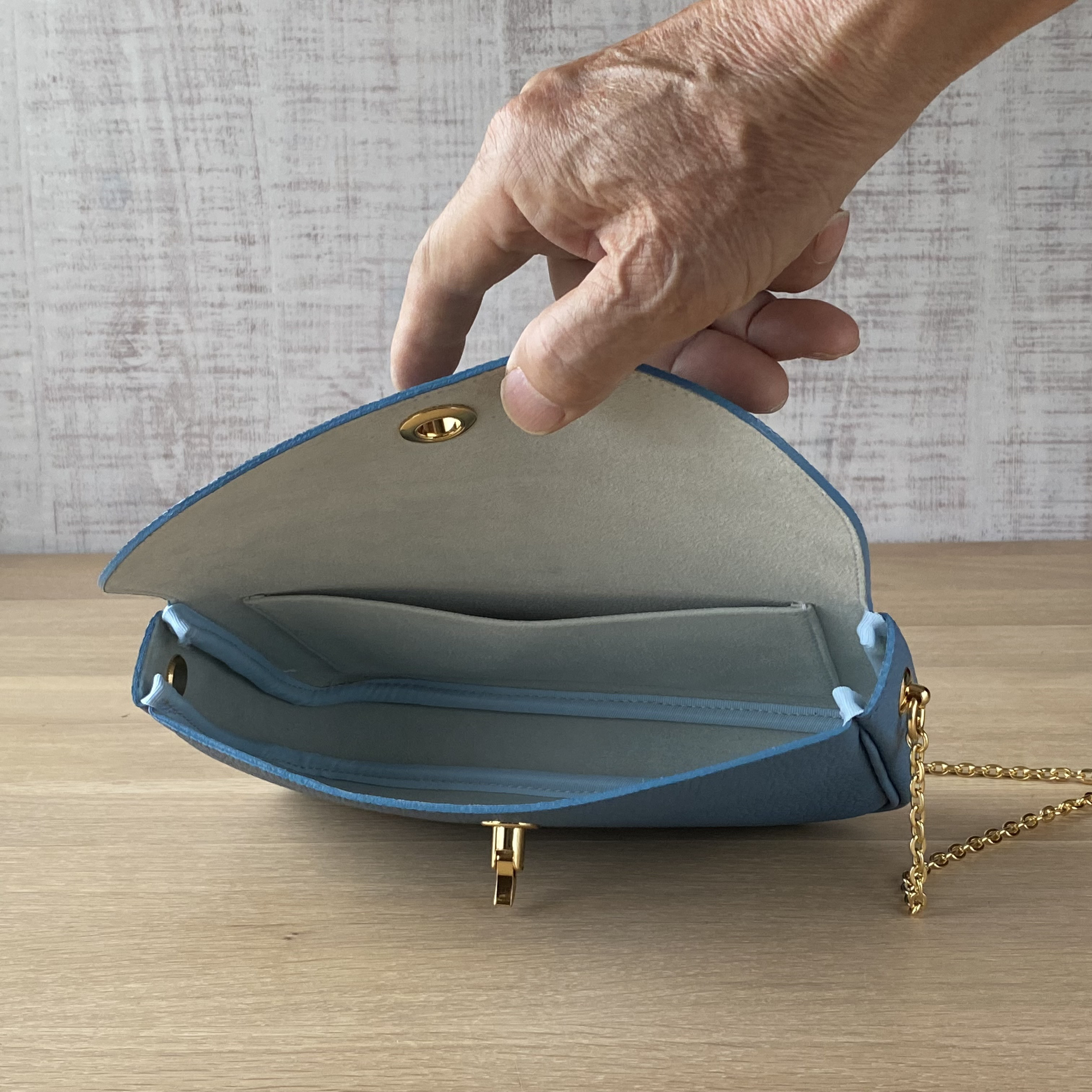 在庫一掃半額セール！！製作済、即納可！エレガントなチェーン肩掛け式ポシェット（オコシ留め式金具使用）いかがですか。