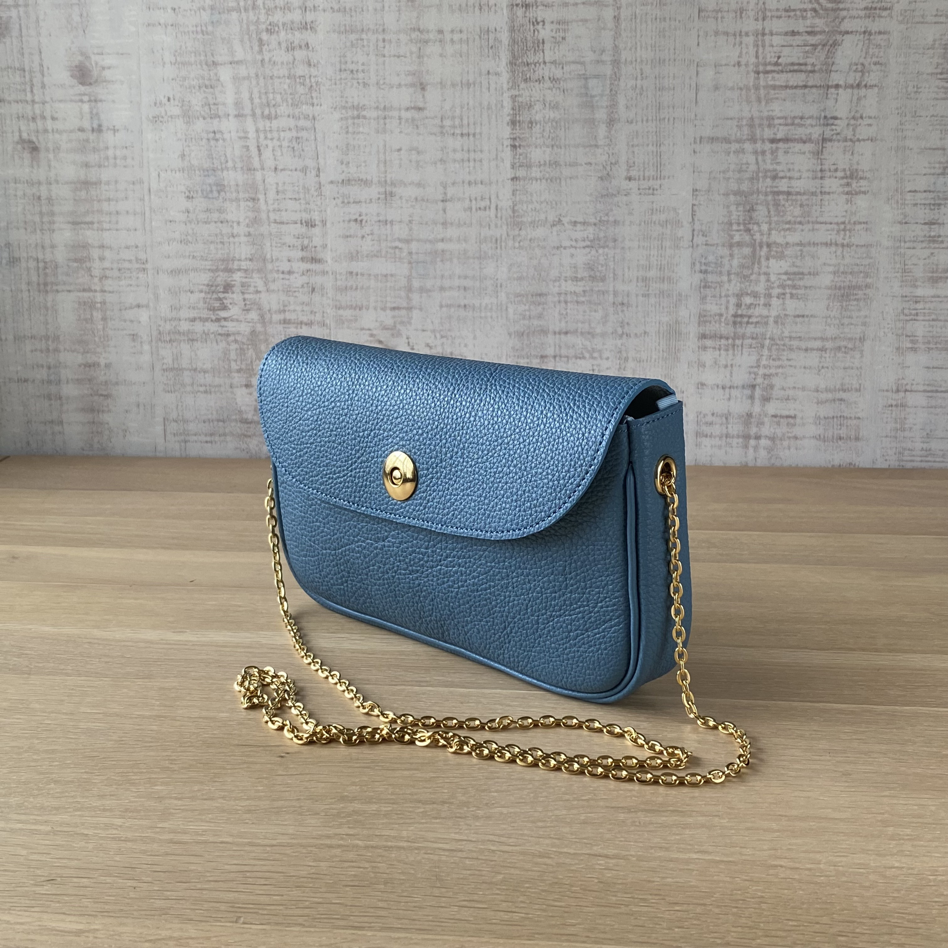 在庫一掃半額セール！！即納可！エレガントなチェーン肩掛け式ポシェット（マグネットホック式留め金具使用）いかがですか。