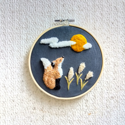 【受注製作】お月見しているキツネ　刺繍　刺繍枠　十五夜 2枚目の画像