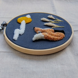 【受注製作】お月見しているキツネ　刺繍　刺繍枠　十五夜 11枚目の画像