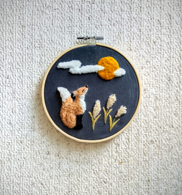 【受注製作】お月見しているキツネ　刺繍　刺繍枠　十五夜 1枚目の画像