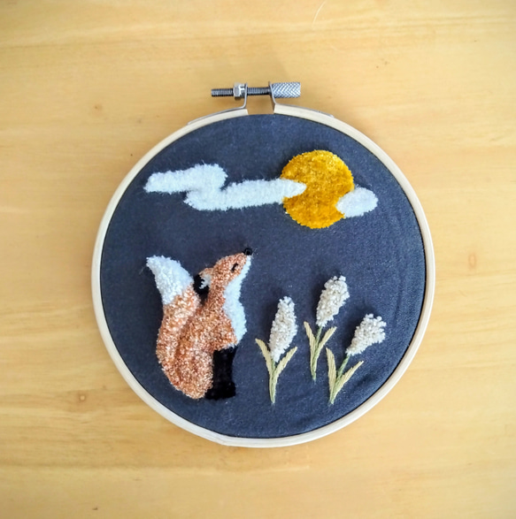 【受注製作】お月見しているキツネ　刺繍　刺繍枠　十五夜 7枚目の画像