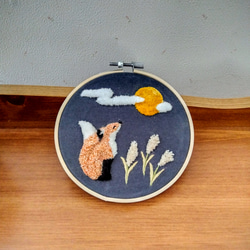 【受注製作】お月見しているキツネ　刺繍　刺繍枠　十五夜 3枚目の画像