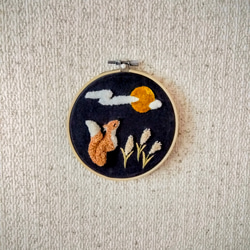 【受注製作】お月見しているキツネ　刺繍　刺繍枠　十五夜 6枚目の画像