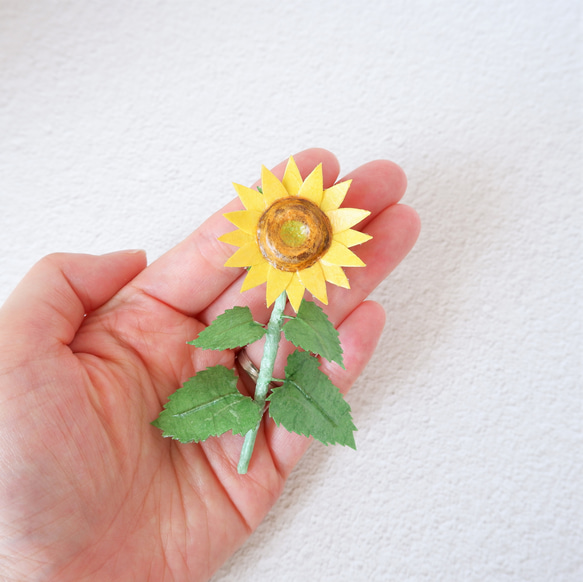 和紙の花 飾れるブローチ『向日葵（ひまわり）』 夏(7・8月)の誕生花／和紙アクセサリー 6枚目の画像
