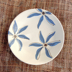 プレート「青い花の中皿」白マット 1枚目の画像