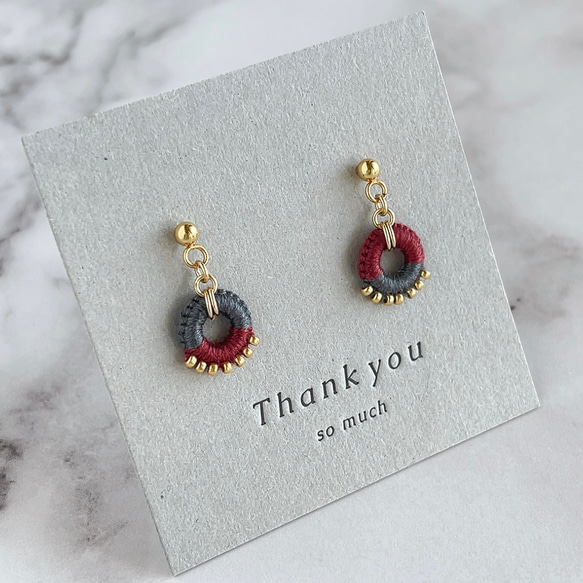 【色糸のバイカラーリトルリングピアスorイヤリング＊ボルドー×グレー】サージカルステンレスピアス/秋冬 1枚目の画像