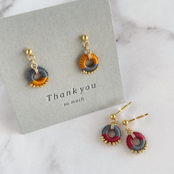 【色糸のバイカラーリトルリングピアスorイヤリング＊ボルドー×グレー】サージカルステンレスピアス/秋冬 3枚目の画像