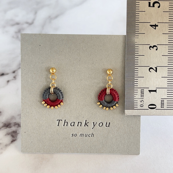 【色糸のバイカラーリトルリングピアスorイヤリング＊ボルドー×グレー】サージカルステンレスピアス/秋冬 5枚目の画像