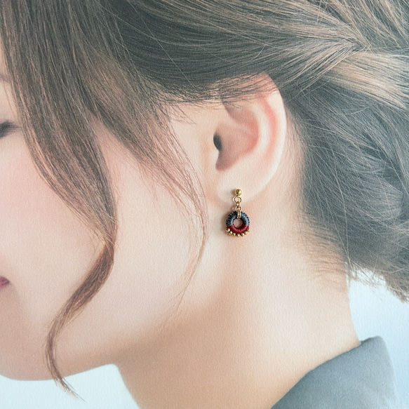 【色糸のバイカラーリトルリングピアスorイヤリング＊ボルドー×グレー】サージカルステンレスピアス/秋冬 4枚目の画像