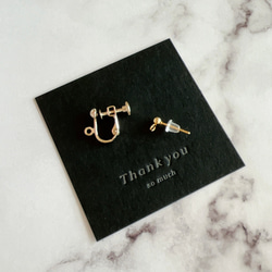 【色糸のバイカラーリトルリングピアスorイヤリング＊ボルドー×グレー】サージカルステンレスピアス/秋冬 6枚目の画像