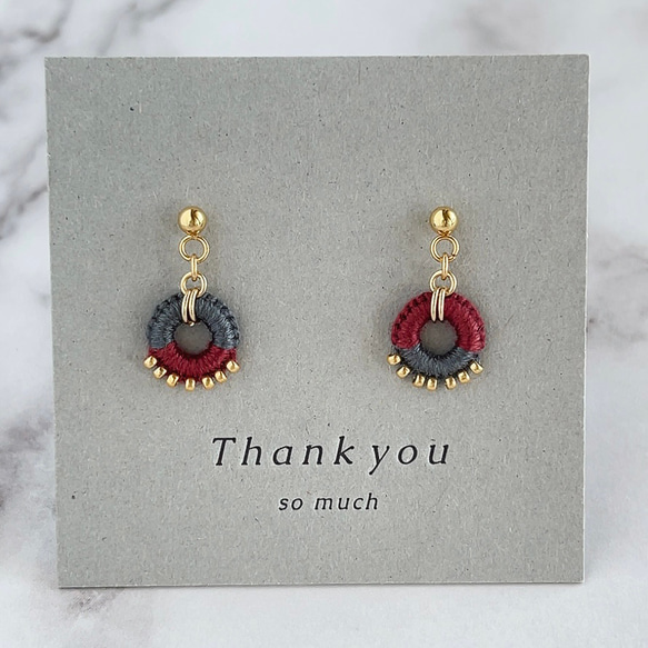 【色糸のバイカラーリトルリングピアスorイヤリング＊ボルドー×グレー】サージカルステンレスピアス/秋冬 2枚目の画像