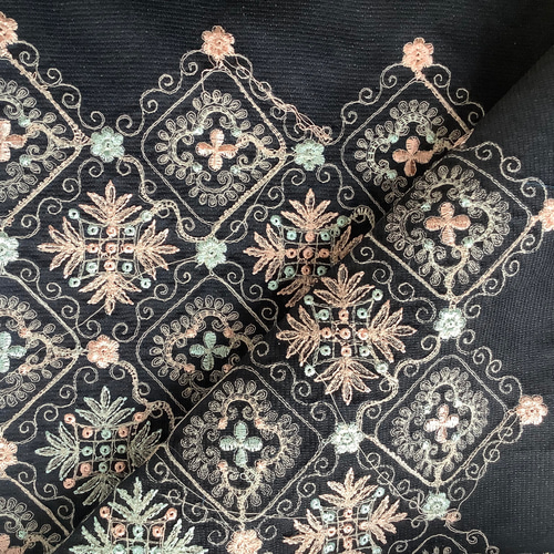 [新品] 【特価品】刺繍入りシルク地触感シージョ・黒・スペイン製・在庫1枚 0be462b59e398190690bc2c698367f